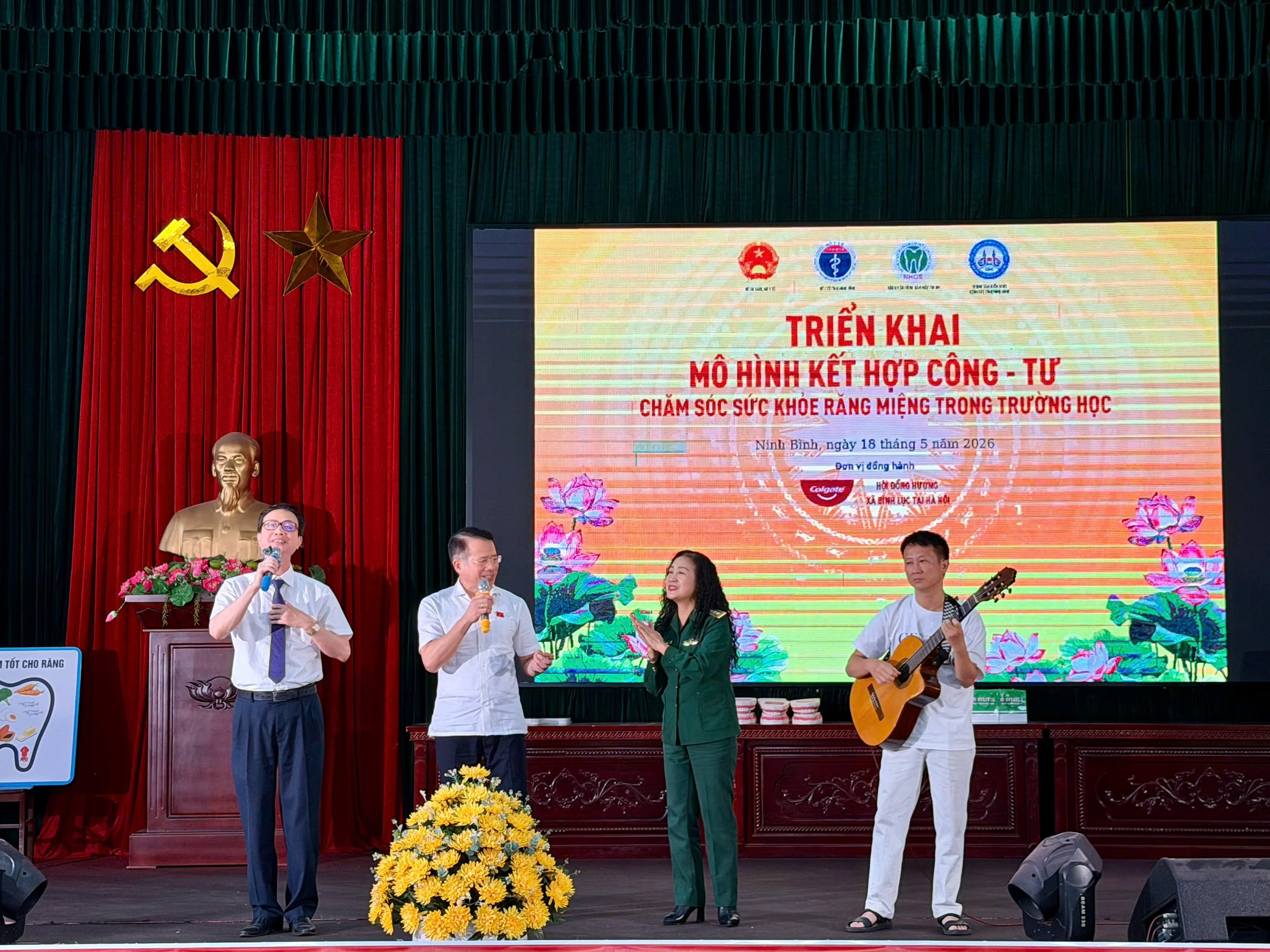 Các nghệ sĩ và lãnh đạo Bệnh viện tham gia chương trình truyền thông